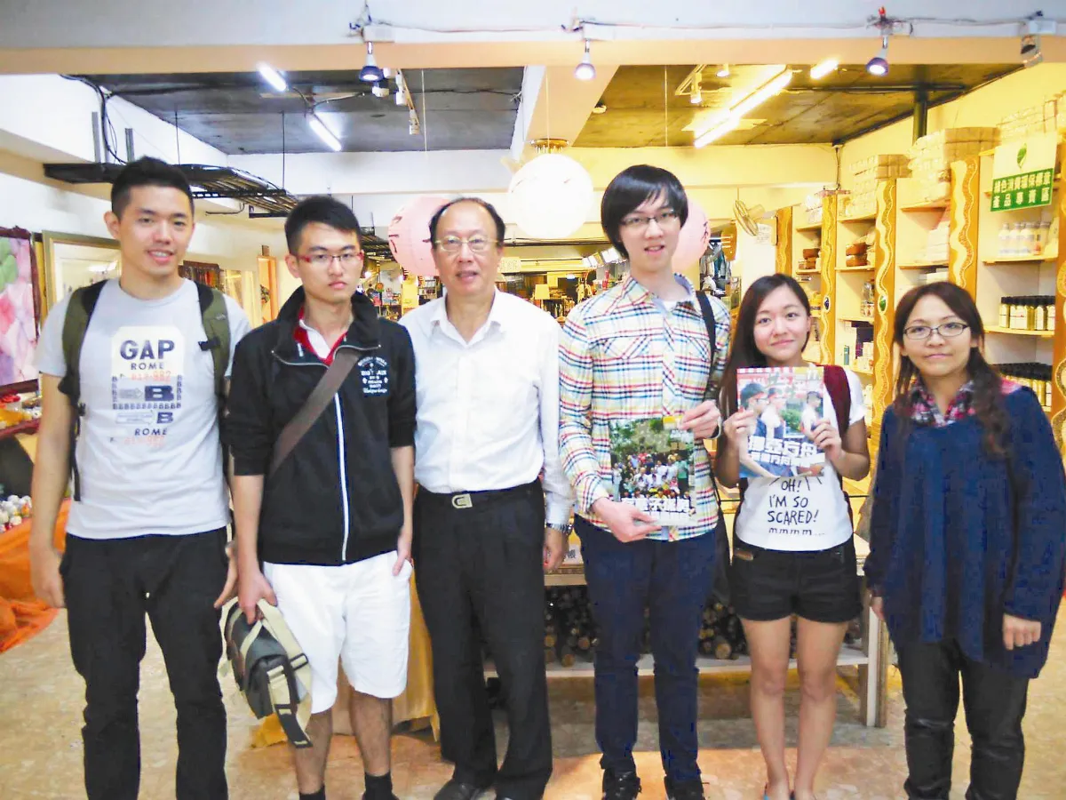 4台大生賣手工皂 助共生一村募款