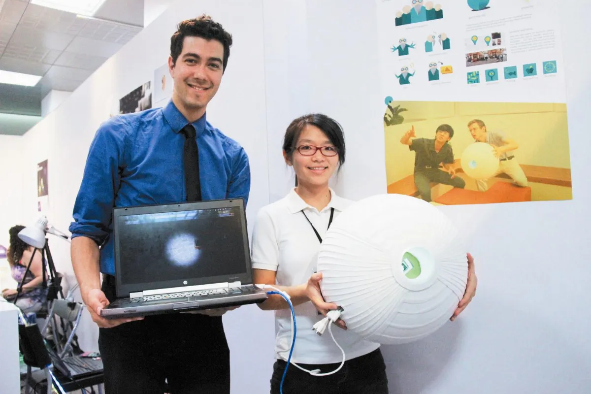 台荷學生合作設計 回憶投影機 復健添趣味