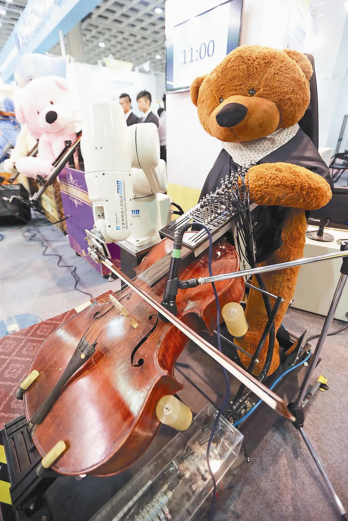 自動化與機器人展開跑 智慧科技看不完 機器人弦樂團 演奏不輸人