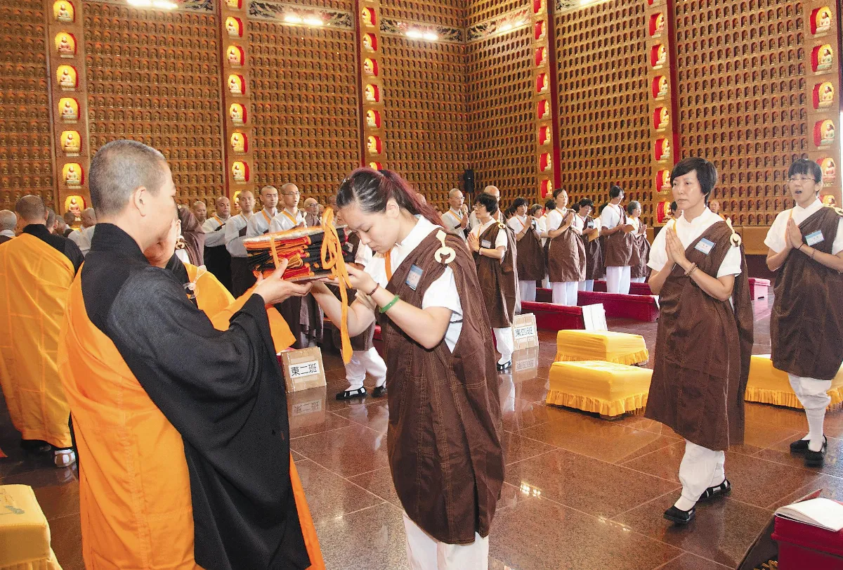 西來寺短期出家 英語系人士近3成