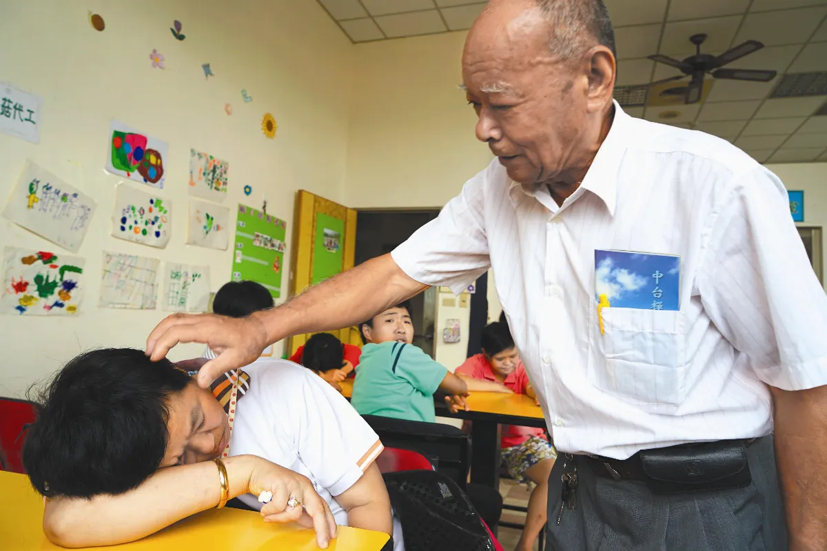 70 個傻兒女 都是他一生的最愛