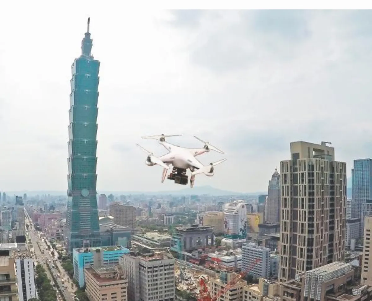 101恐襲？ 陸客空拍機誤撞啦