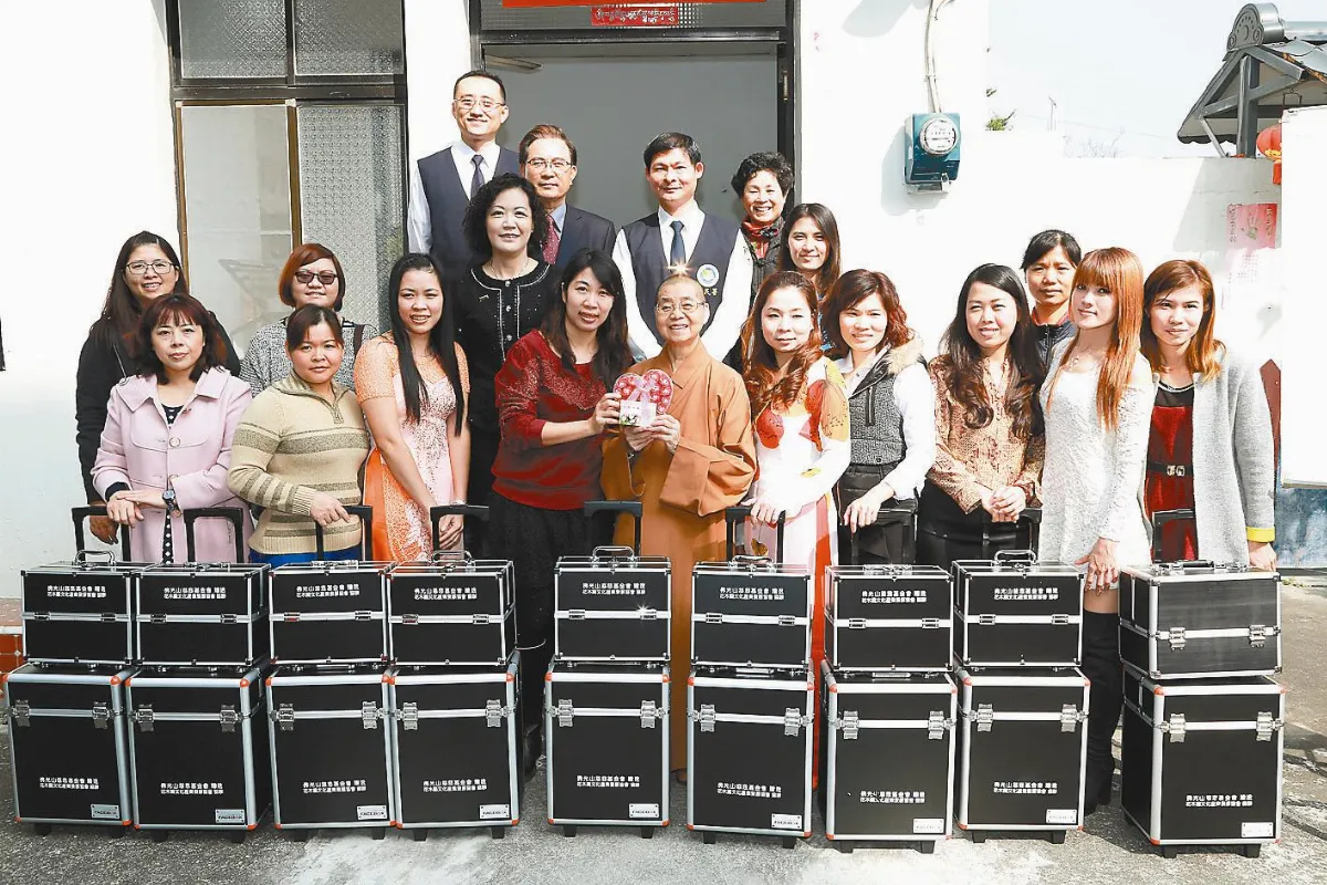 慈善要聞大事紀   贈新移民美容、美甲器具
