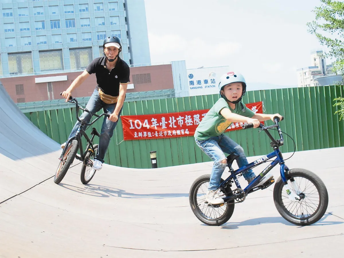 相差一甲子 爺孫PK極限單車
