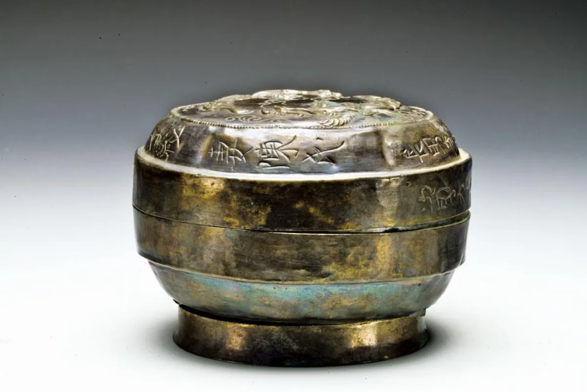 【佛光普照──河北幽居寺塔石佛暨佛塔寶藏藝術展】 雙鳳紋刻字銀盒