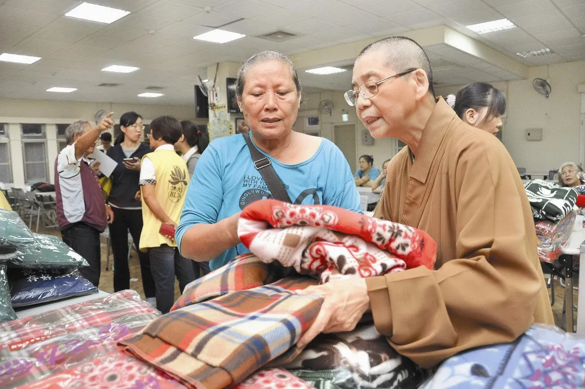 災後送暖 佛光人挺進合流部落