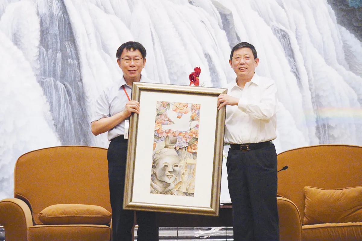 楊雄歡迎 柯運動鞋赴宴