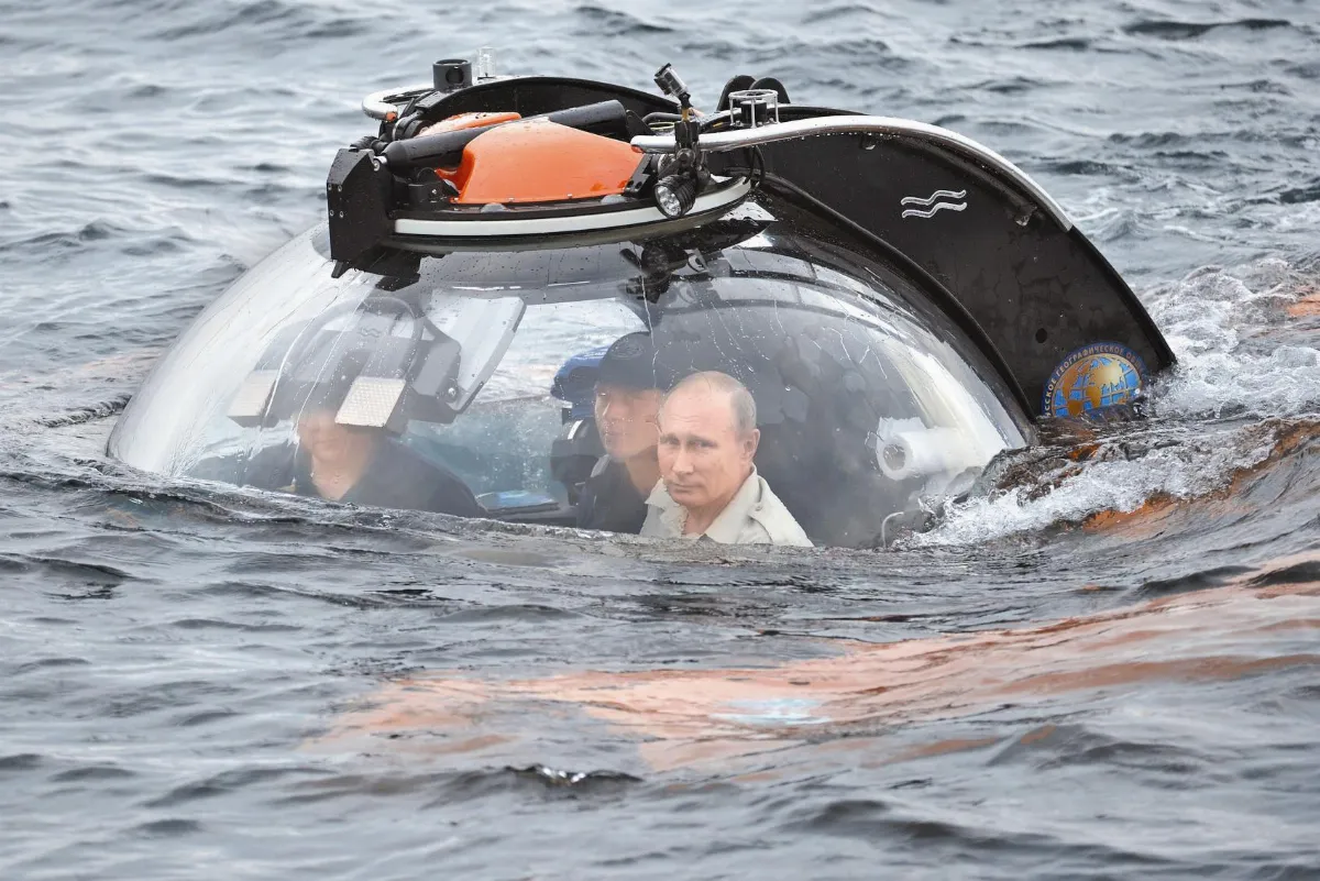 普亭克島耍帥 搭潛艇深入黑海