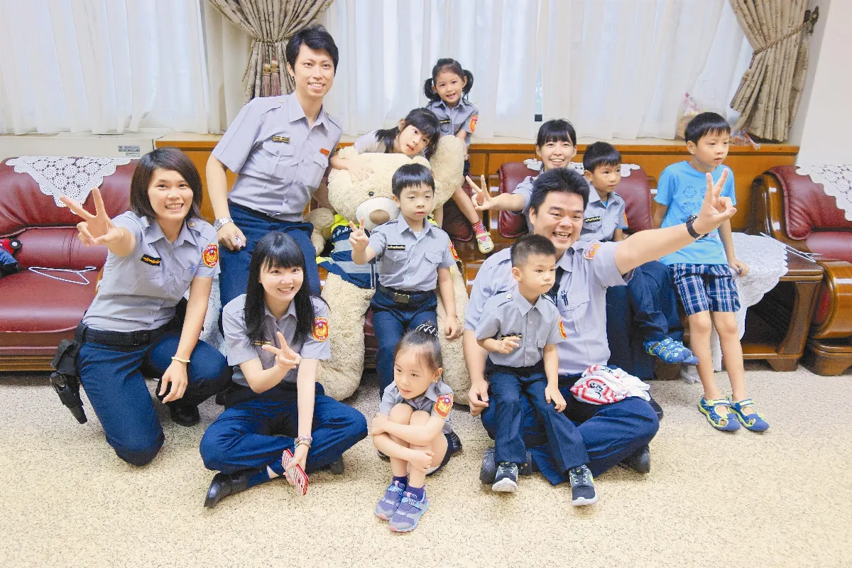 小小人民保母 萌翻警察局