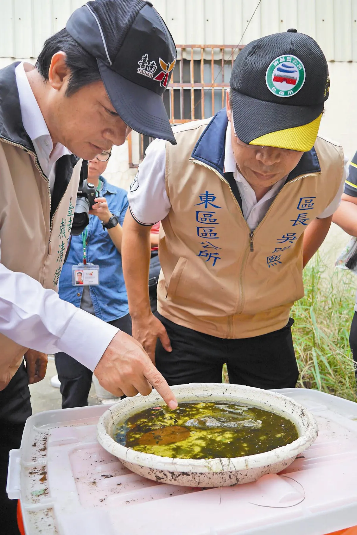 滿地枯葉 蘇煥智：難怪登革發熱
