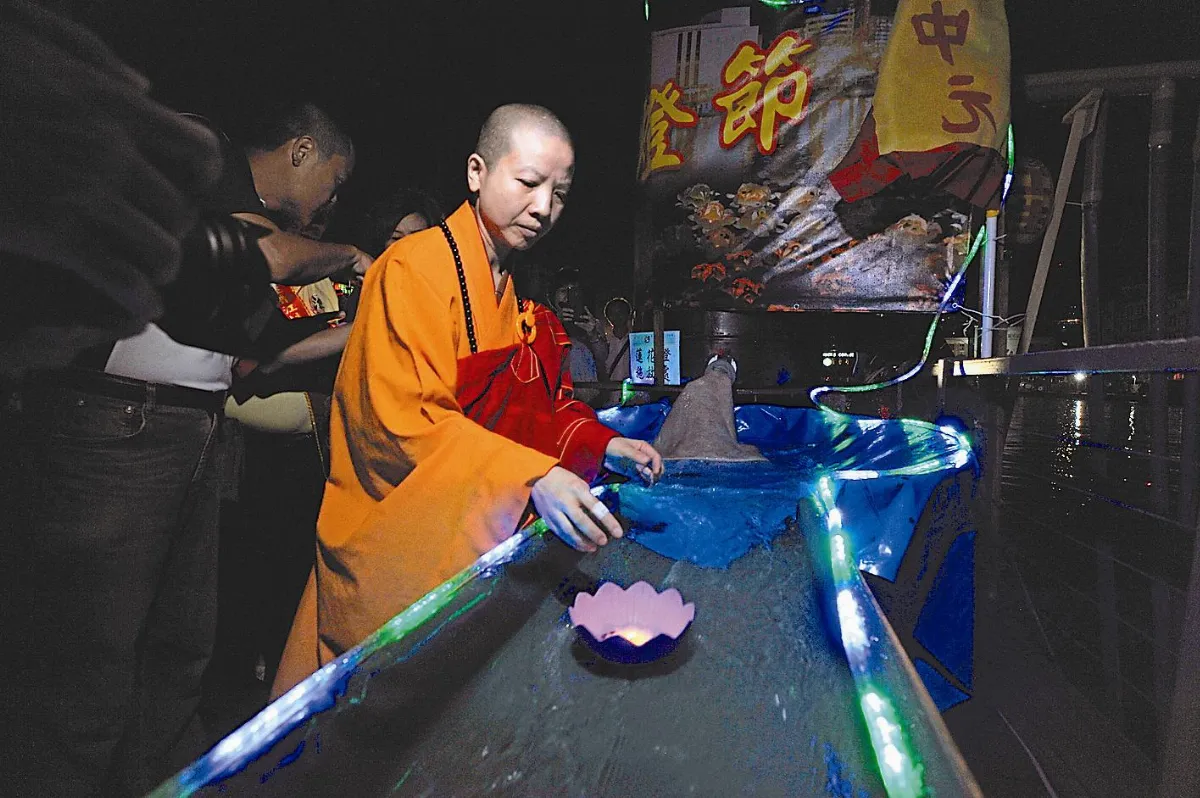鷄籠中元祭 施放蓮花燈