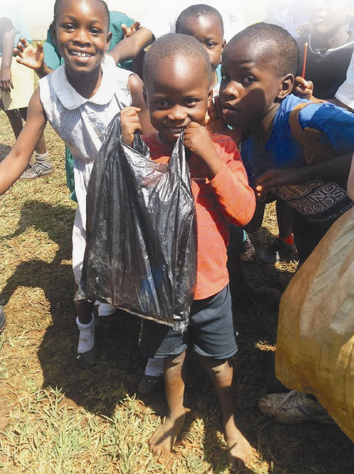 7萬個書包 裝愛到非洲