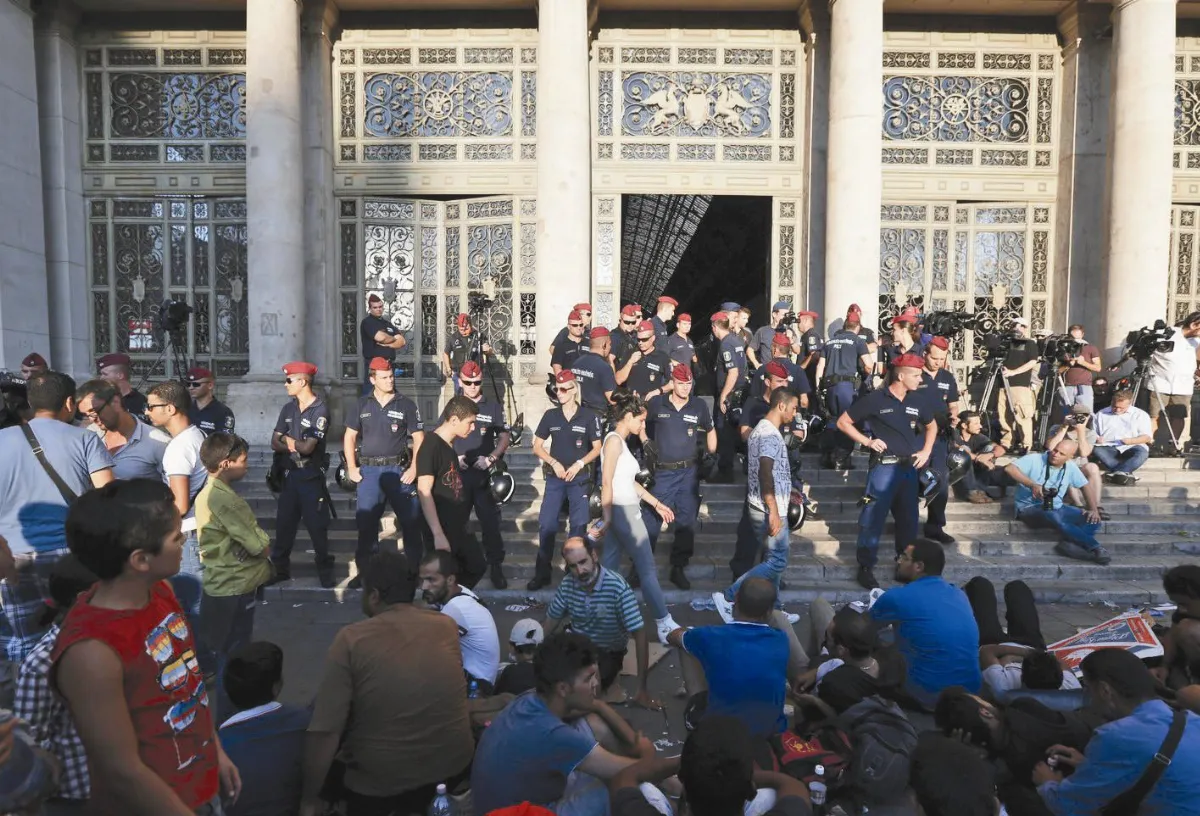 匈牙利警阻離境 大批難民抗議