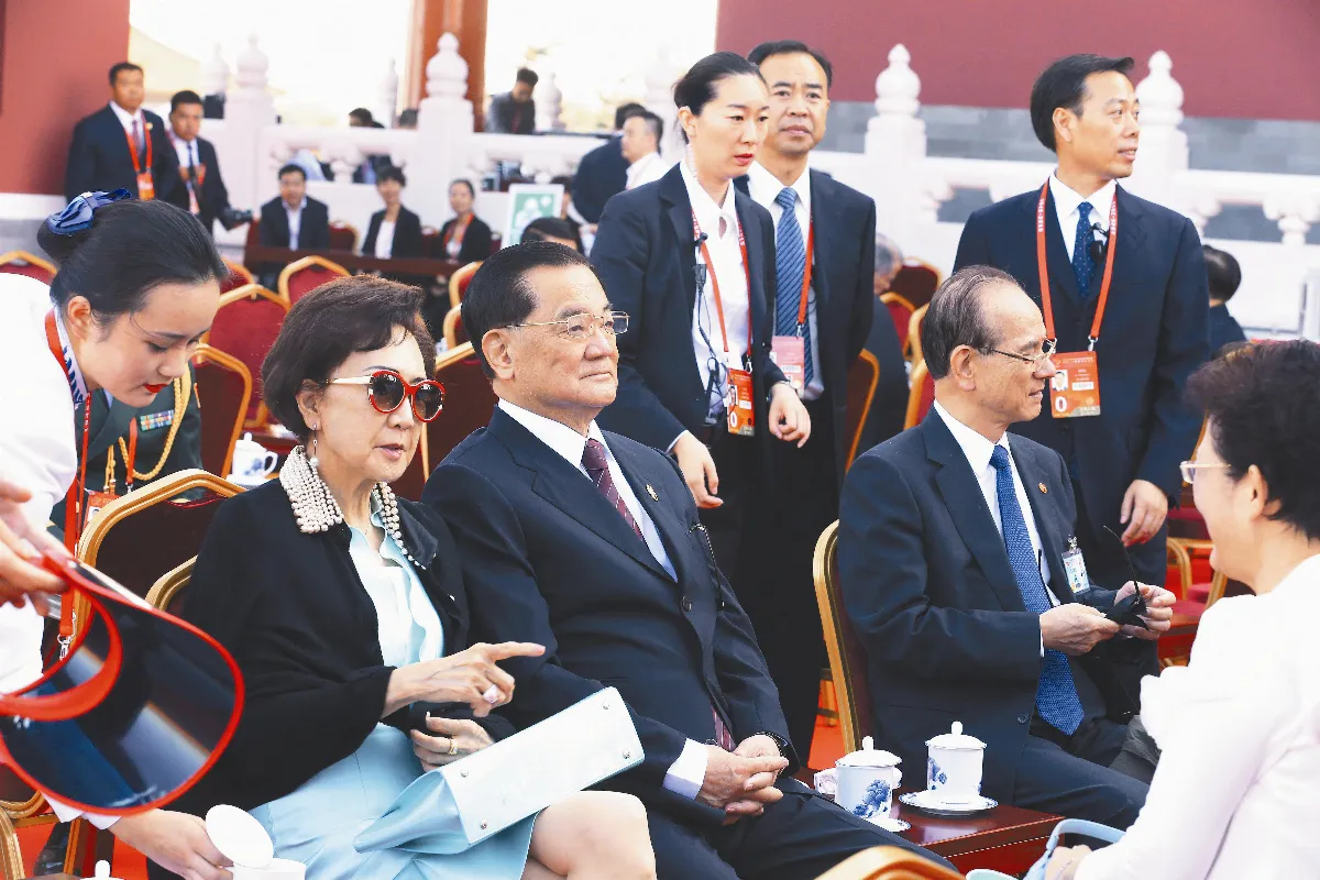 連戰閱兵 政壇一片遺憾聲