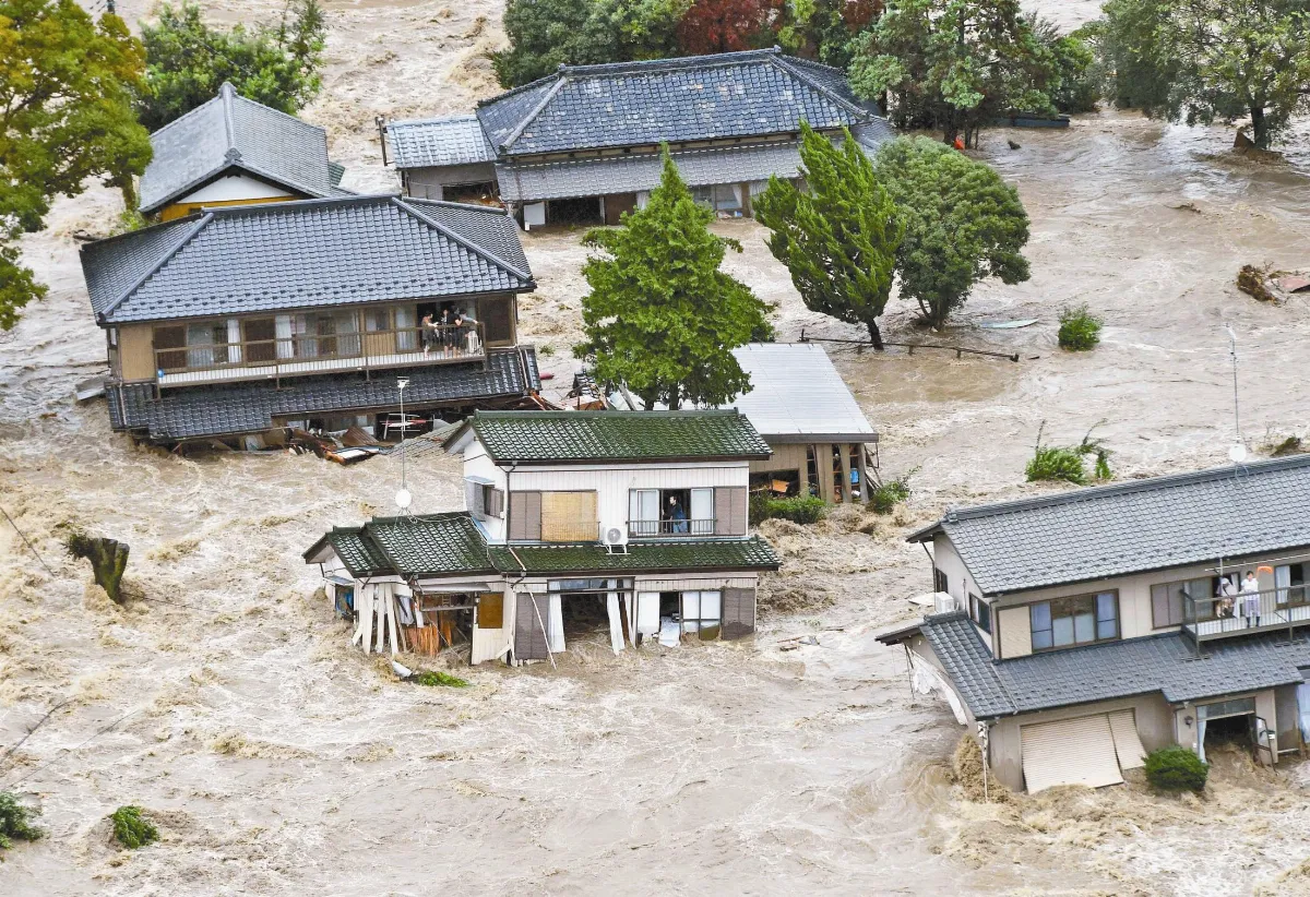 日罕見暴雨釀災 10萬人撤離