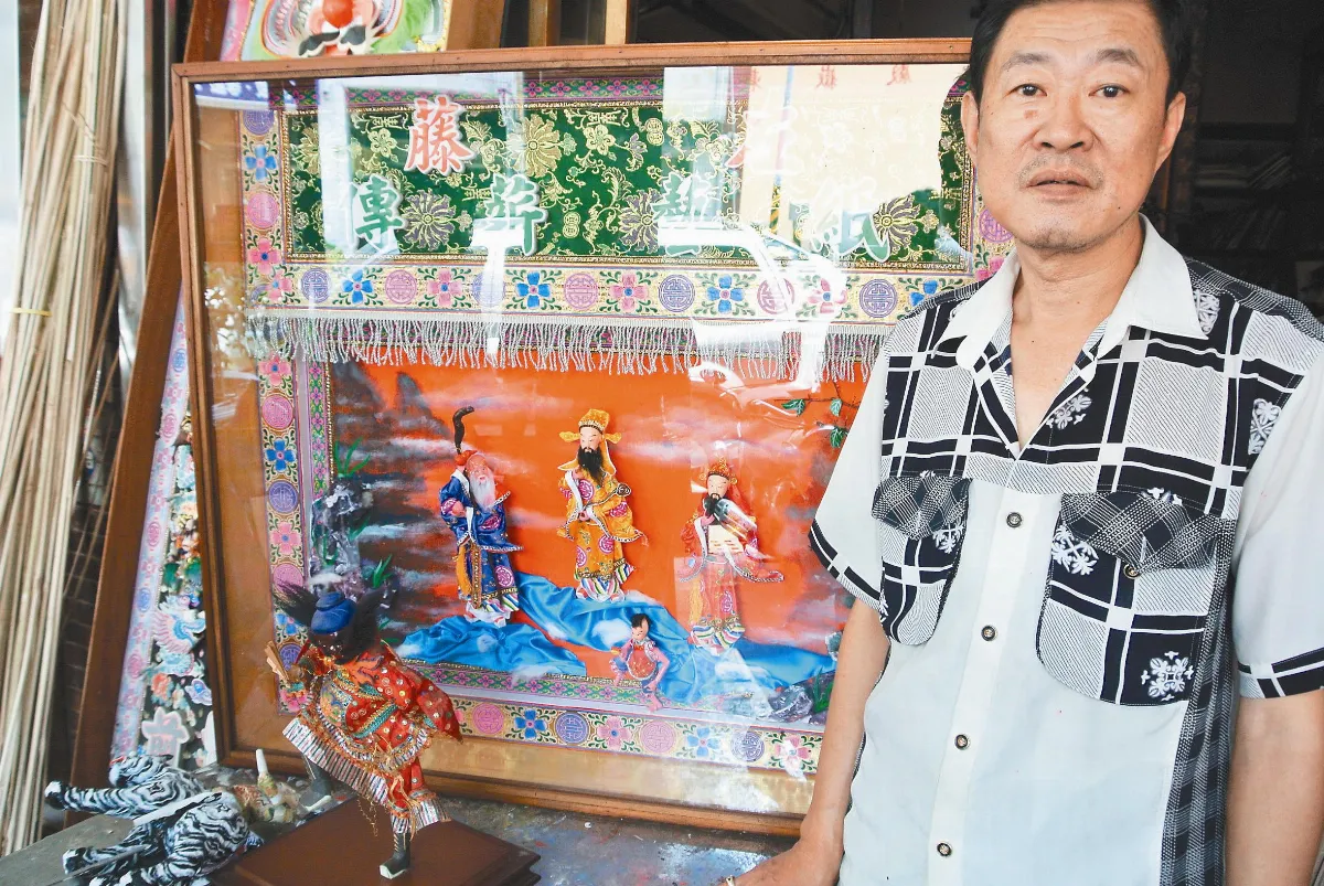 洪銘宏巧手糊紙 再現古廟裝飾