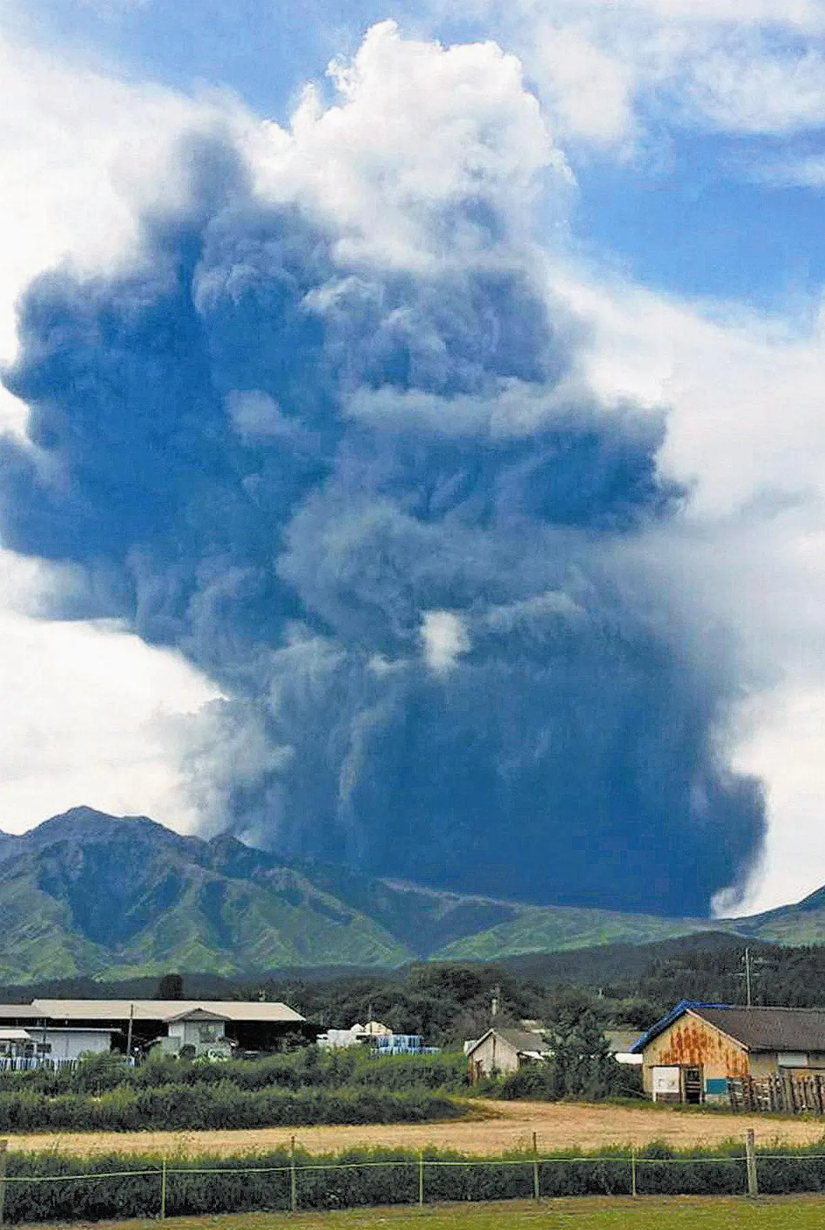 日阿蘇山爆發 噴煙2千公尺