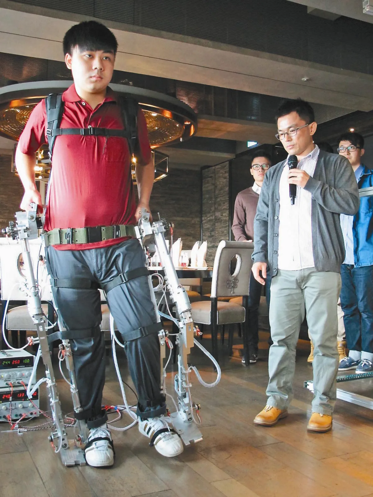 走！ 元智下肢機械服 靠意念運作