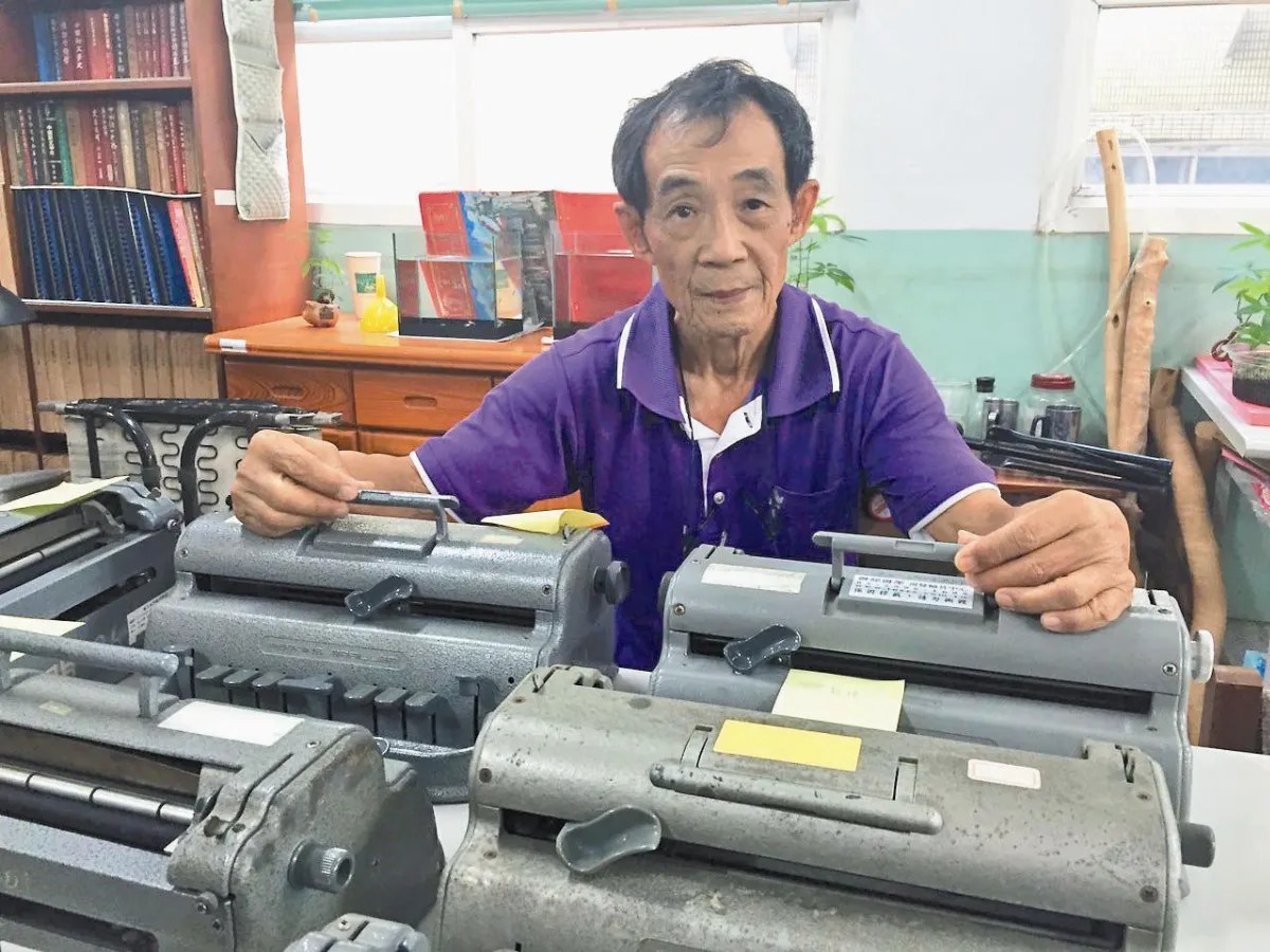 愛孫及校 阿公變點字機守護者