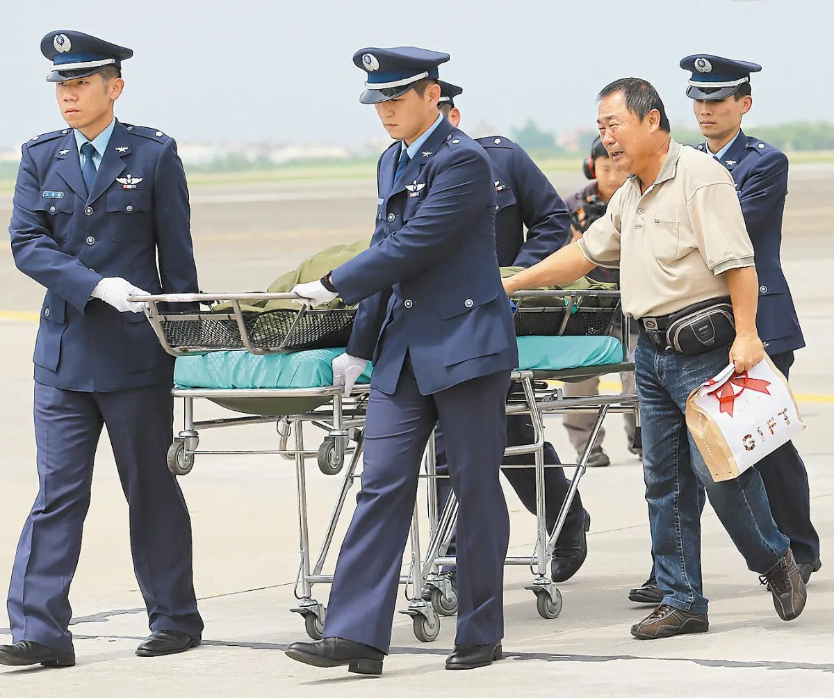 殉職2飛官 軍禮迎回空官