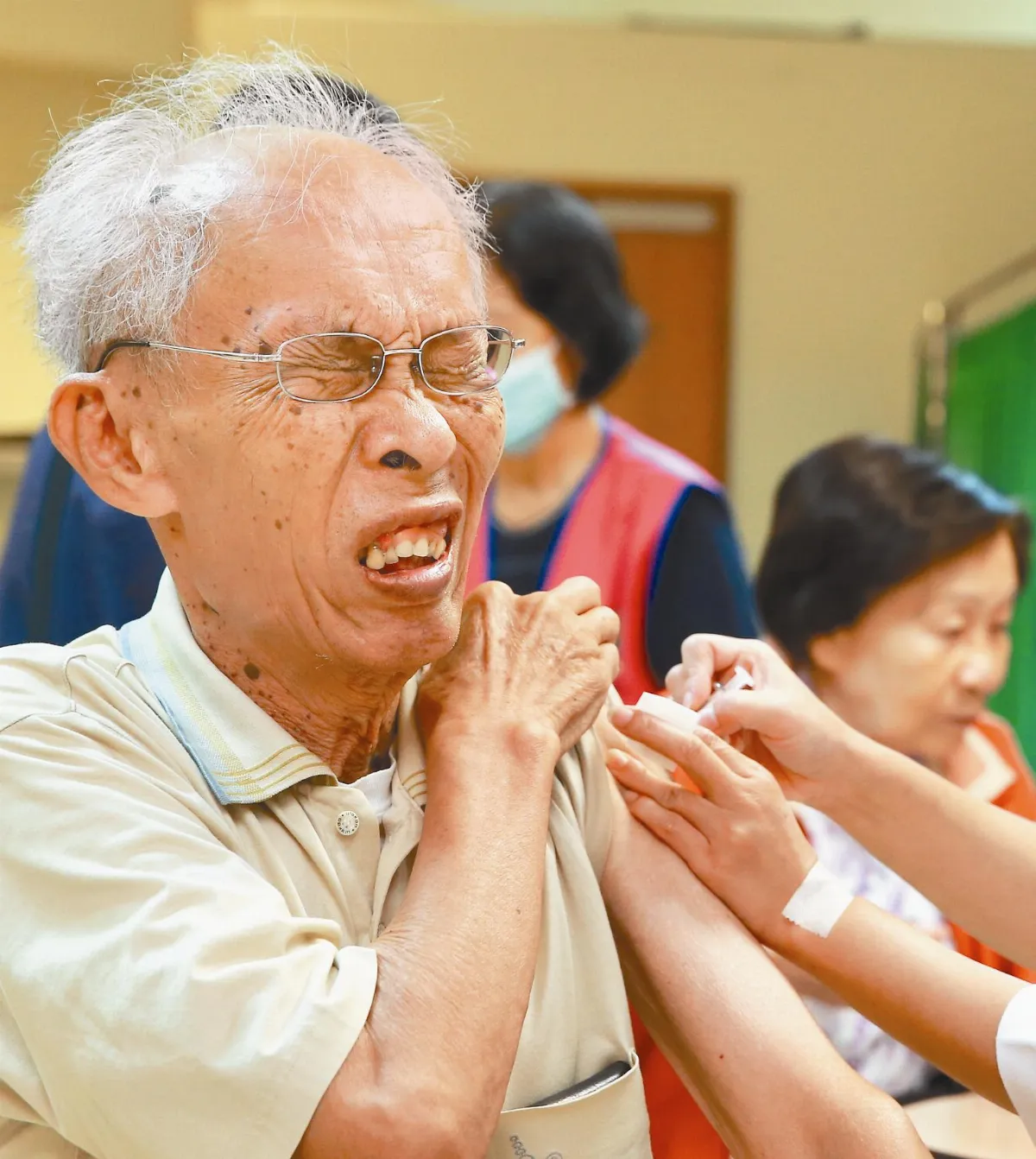打疫苗 老少表情一樣