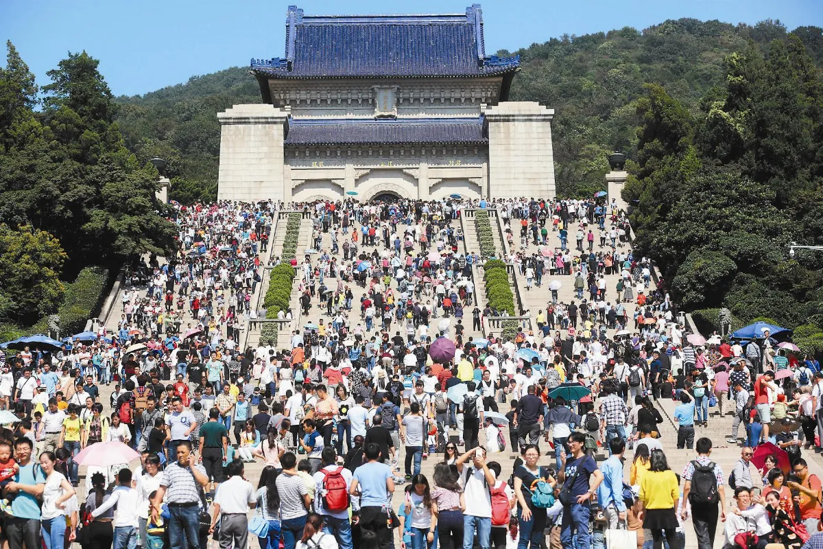 陸十一長假塞爆 高速公路打球蹓狗
