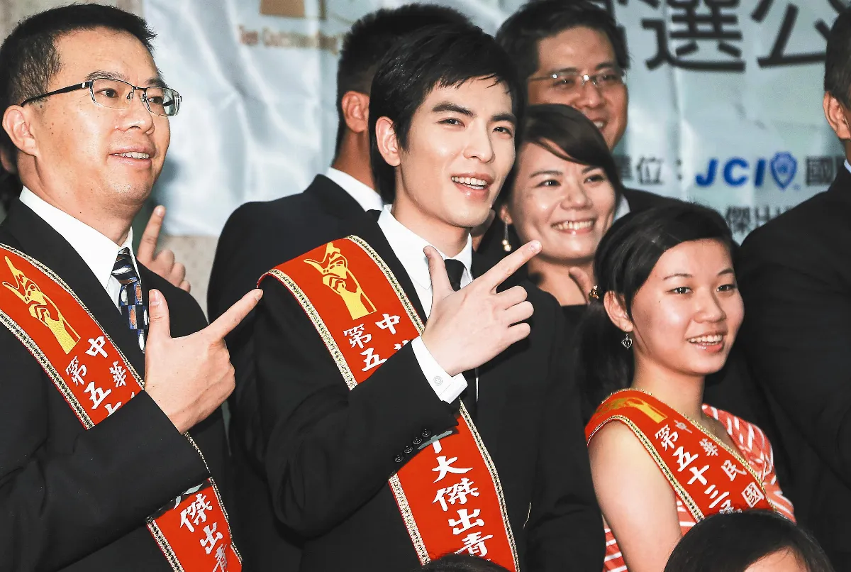 蕭敬騰林子琦獲選 10大傑出青年