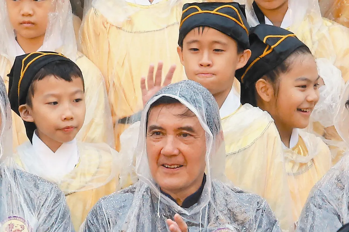 馬總統祭孔 有佾生想摸頭