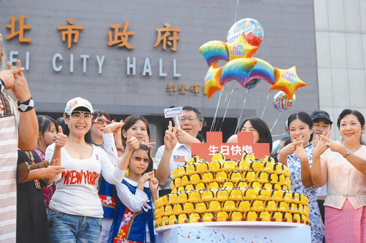 嗡嗡嗡亂糟糟 民眾搶包搶蛋糕