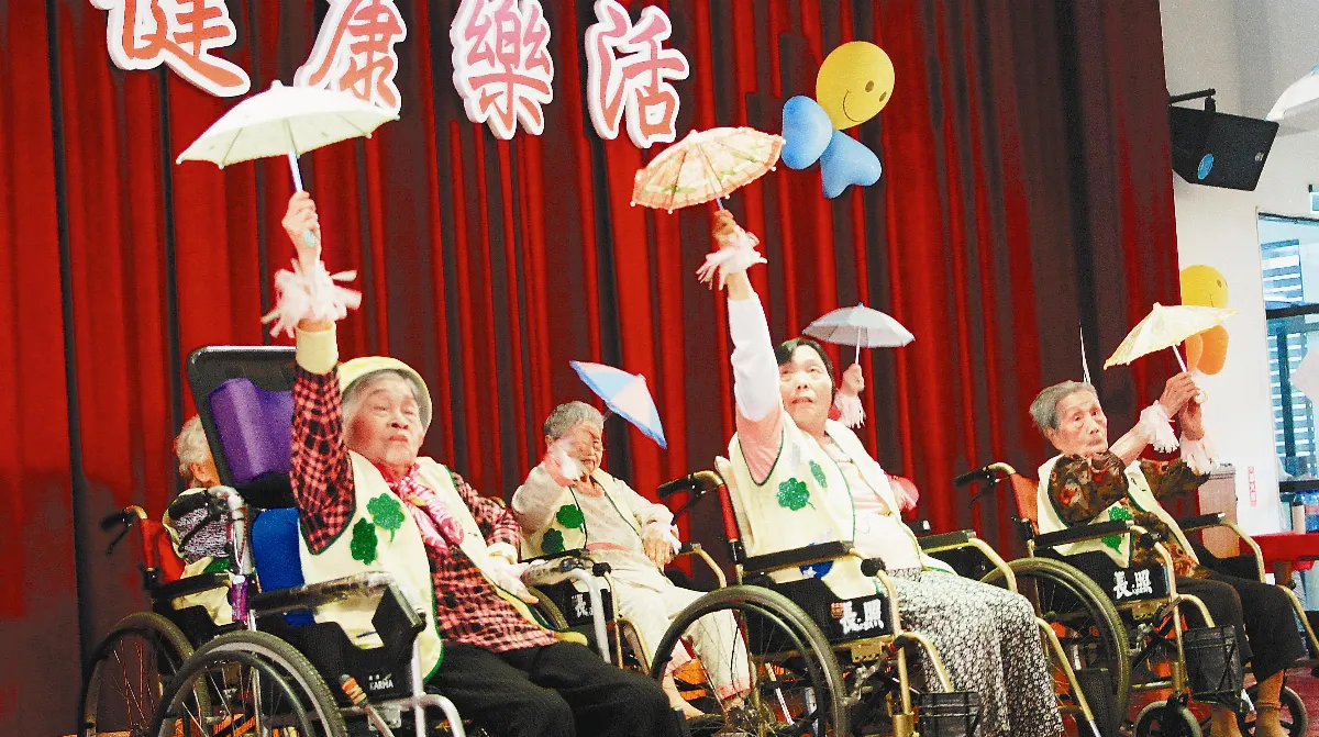 長輩表演雨傘舞 樂活過人生