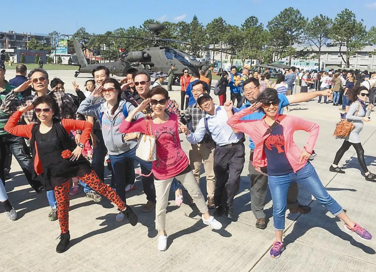 阿帕契首發團 民眾興奮參訪