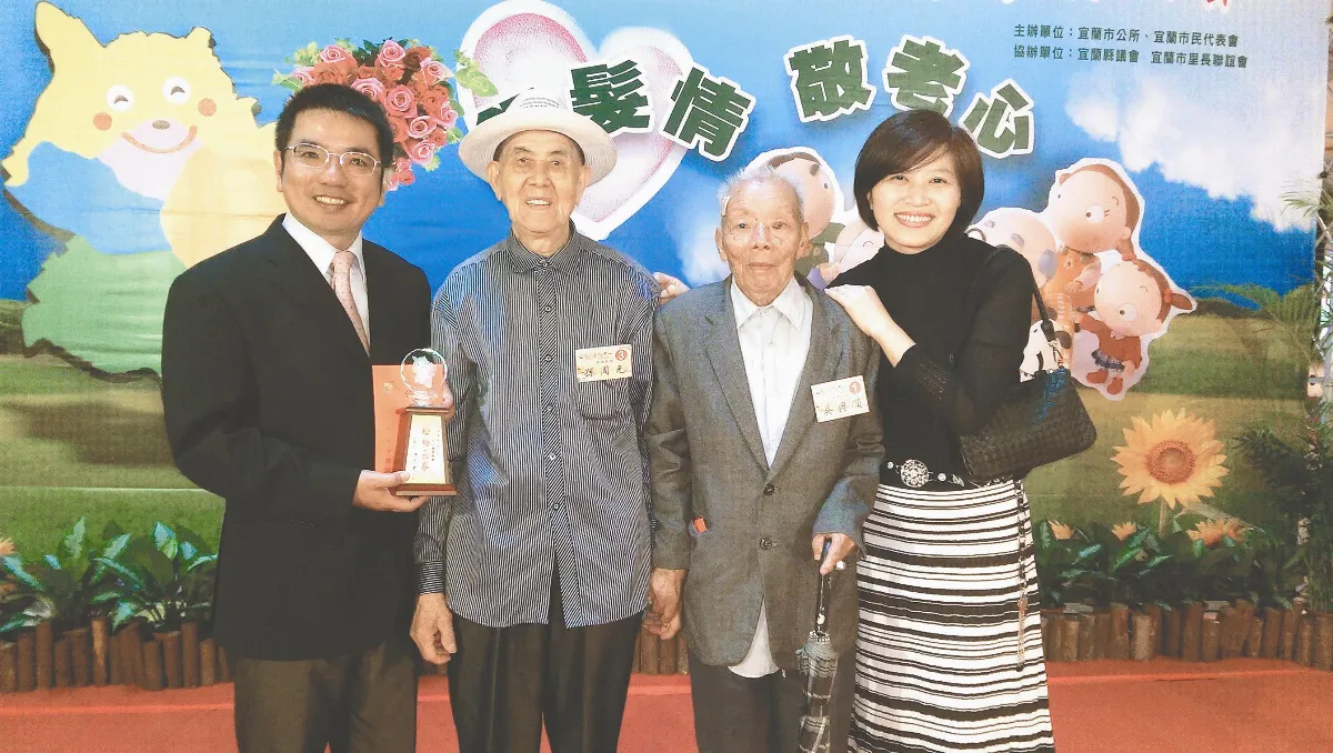 大陸同鄉重承諾 同獲頒長青楷模 我幫你養孩子 2老男人 撐1個家