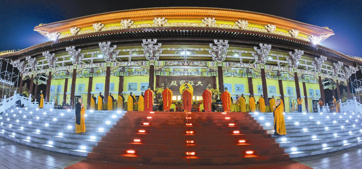 佛子歡喜獻燈 盼眾生平安吉祥
