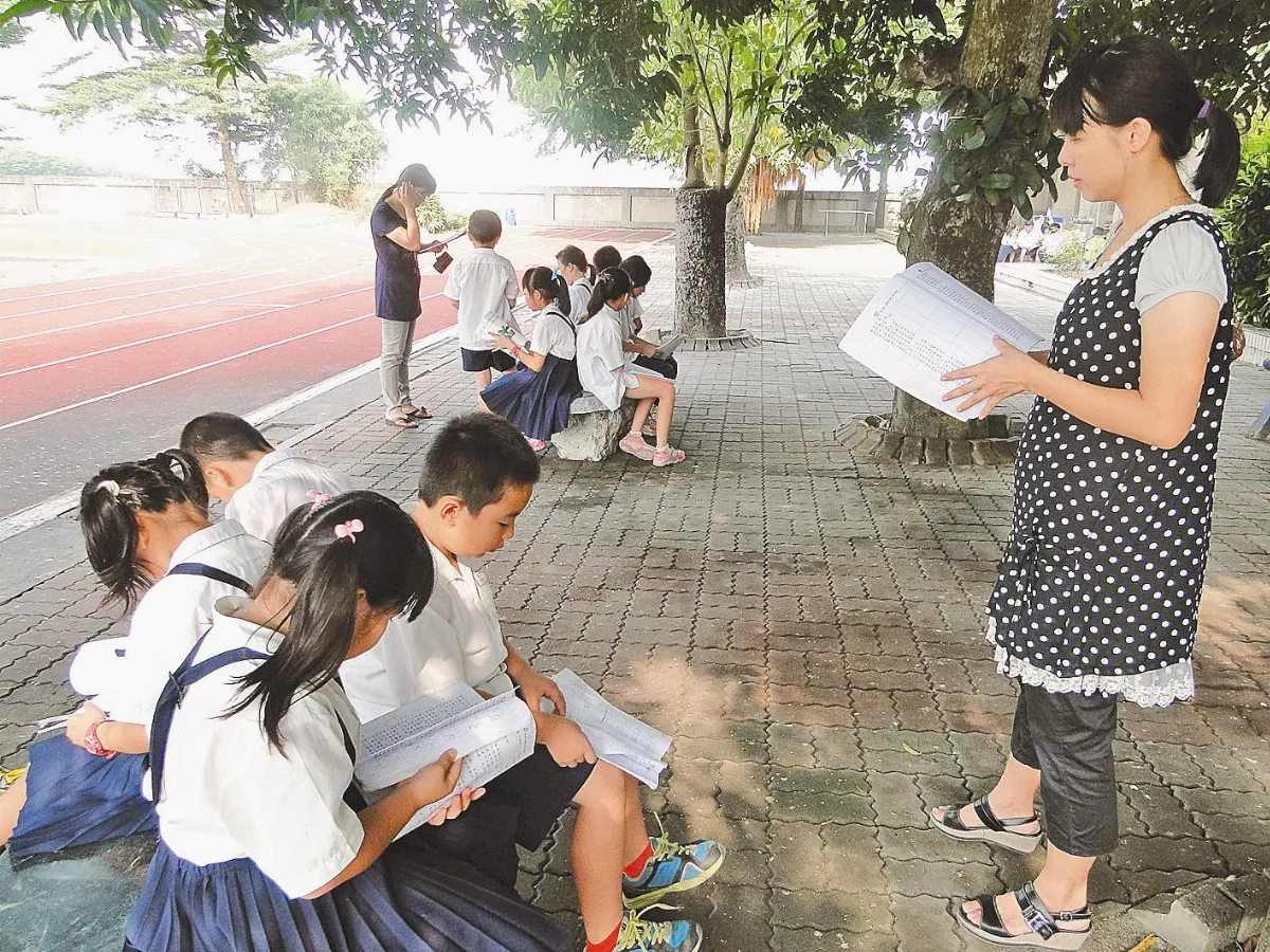搶先看福報 學子愛派報