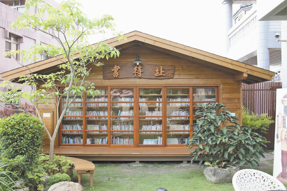 羅布森書蟲房 基消讀完1本書