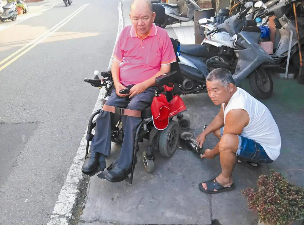 他 輪椅族道路救援 年修逾百台