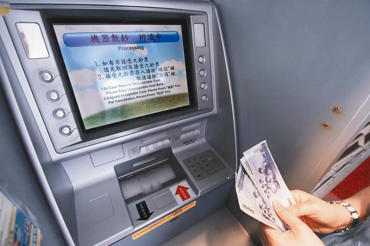 手機拿出來 ATM吐錢來
