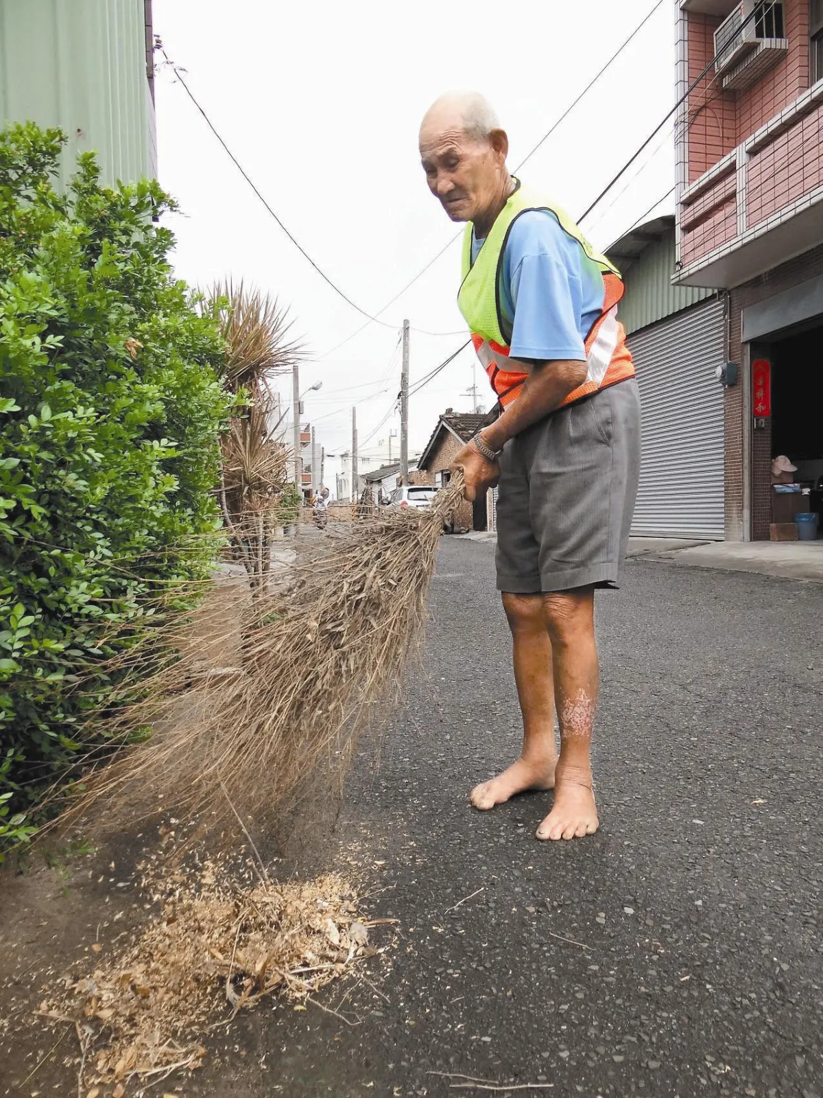 赤腳菩薩 掃街除草