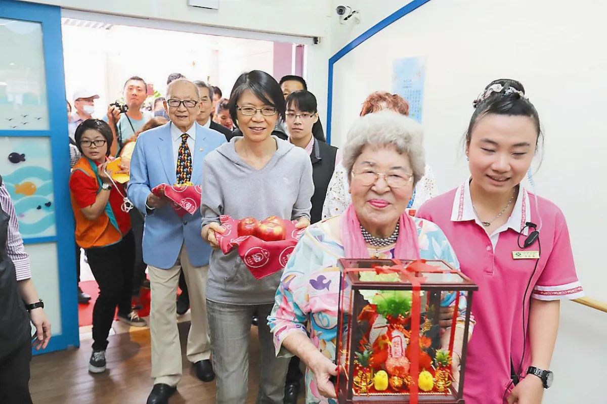 日照中心慶開幕 周美青歡喜入厝
