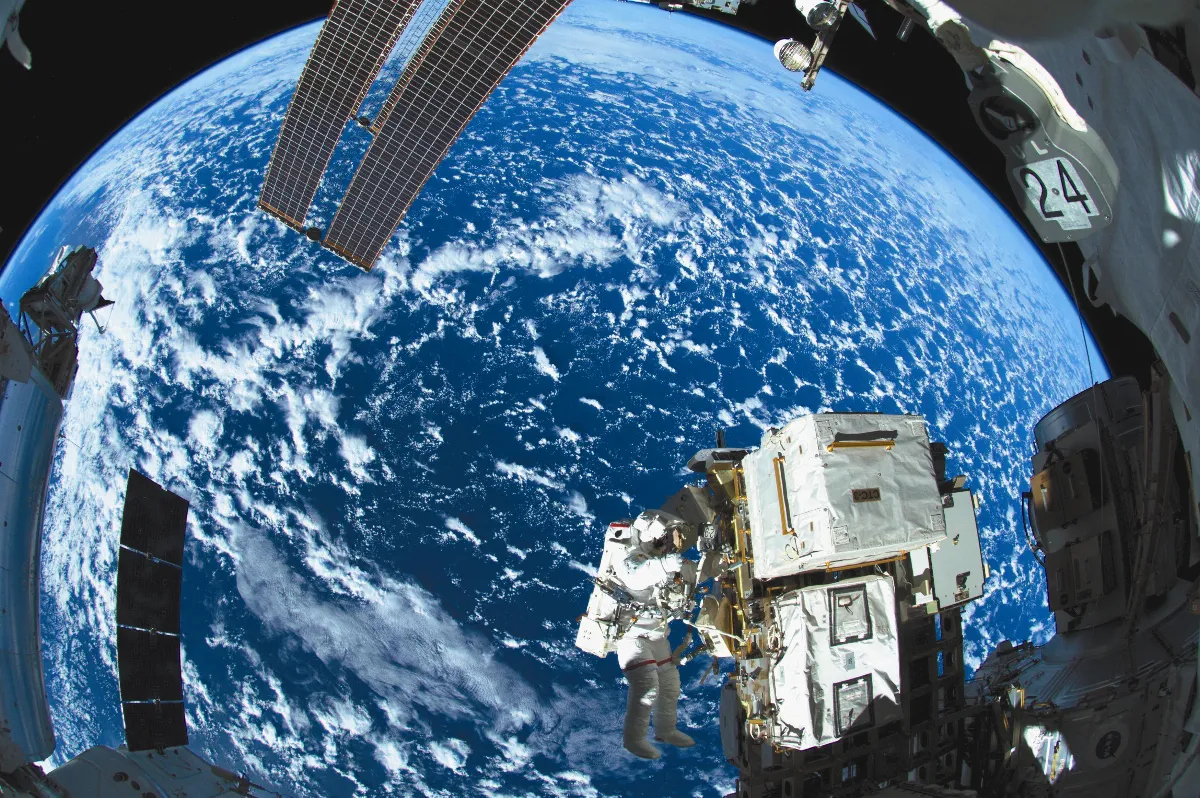 太空地球連線慶祝 人類駐太空 15年了