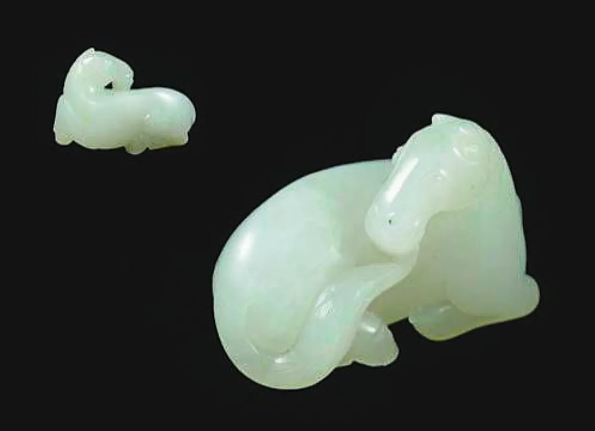 【遇見玉：白玉鑑賞】 清代和闐白玉 帶皮駿馬圓雕