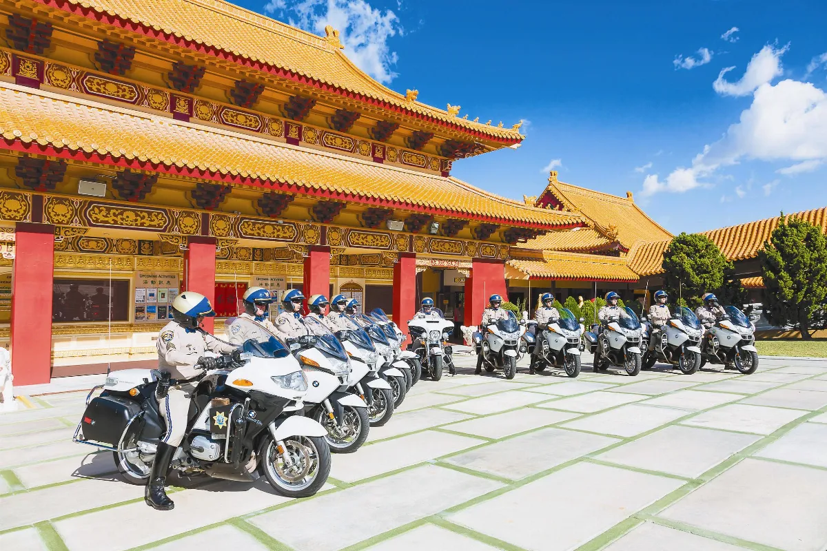 加州巡警騎重機 西來寺帥氣留影