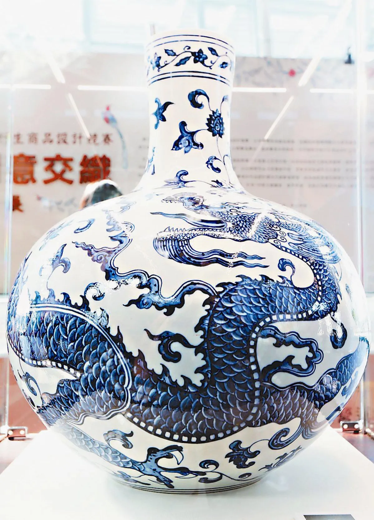 坐在青花瓷裡 去逛故宮