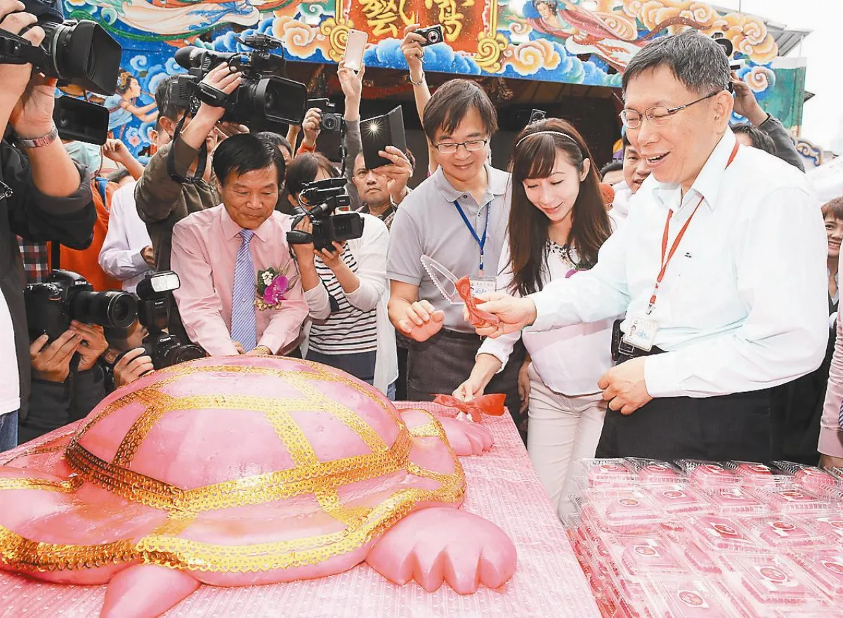 台北城隍廟發丁龜 祝福幼兒
