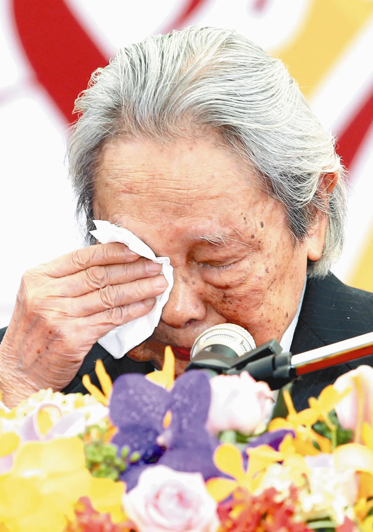 鍾肇政 含淚成為台大傑出校友