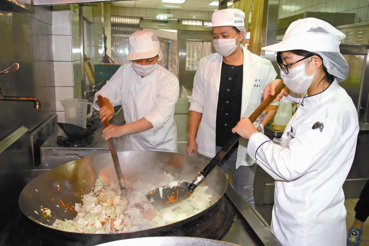 拿大鏟煮2百份餐 比考試難