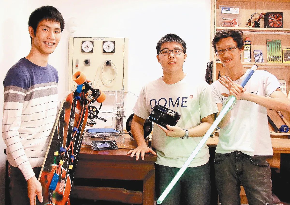 自造噴射滑板、光劍 3學子創工作室
