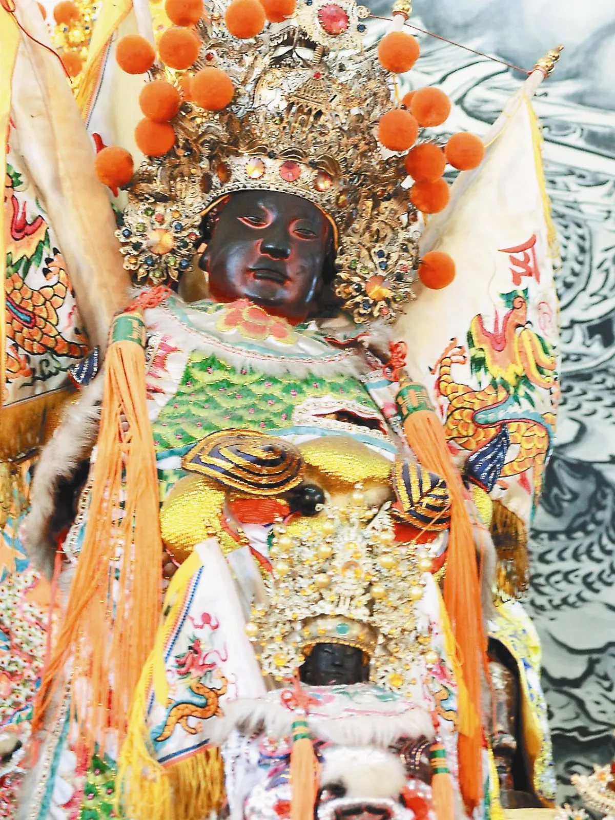 怎麼修都歪頭 百年神像喬不正