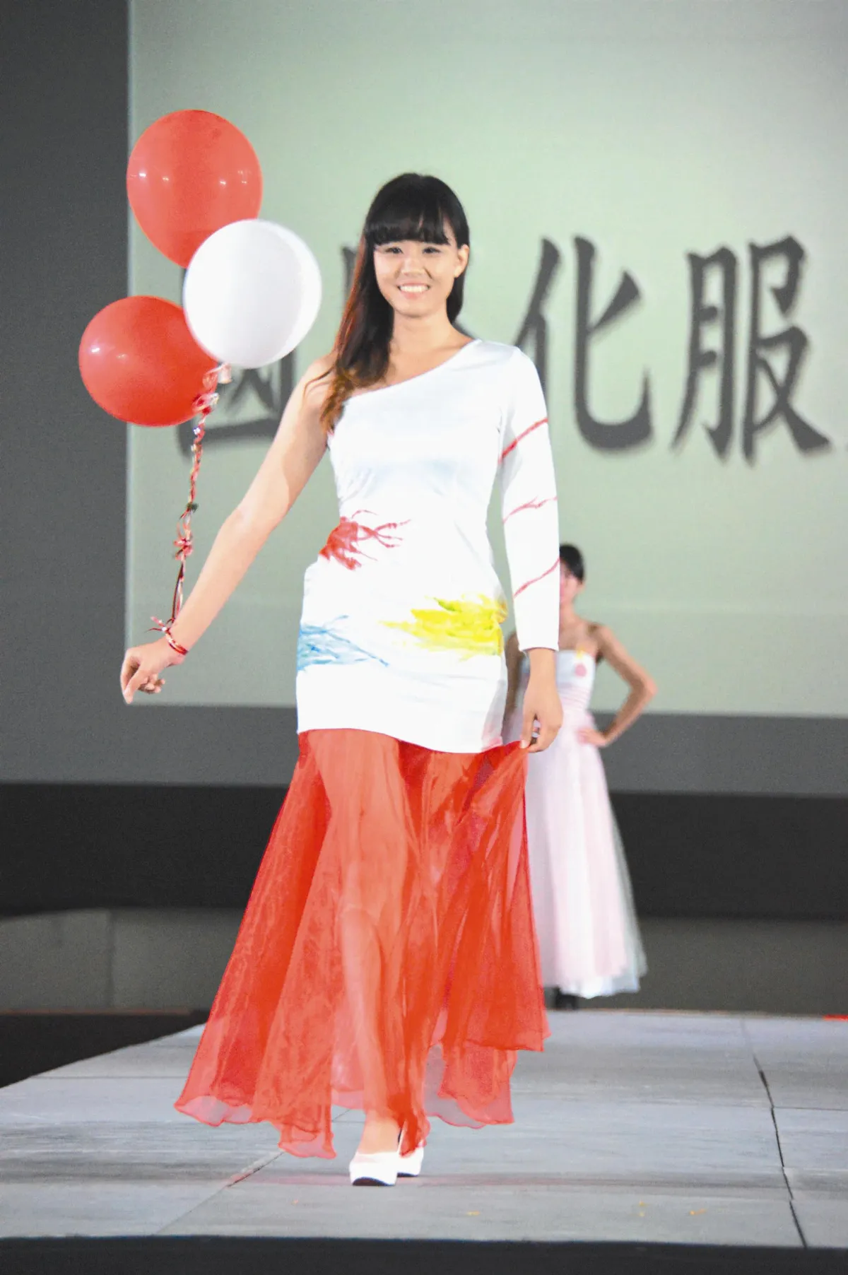 國際議題時裝秀 學子粉墨登台