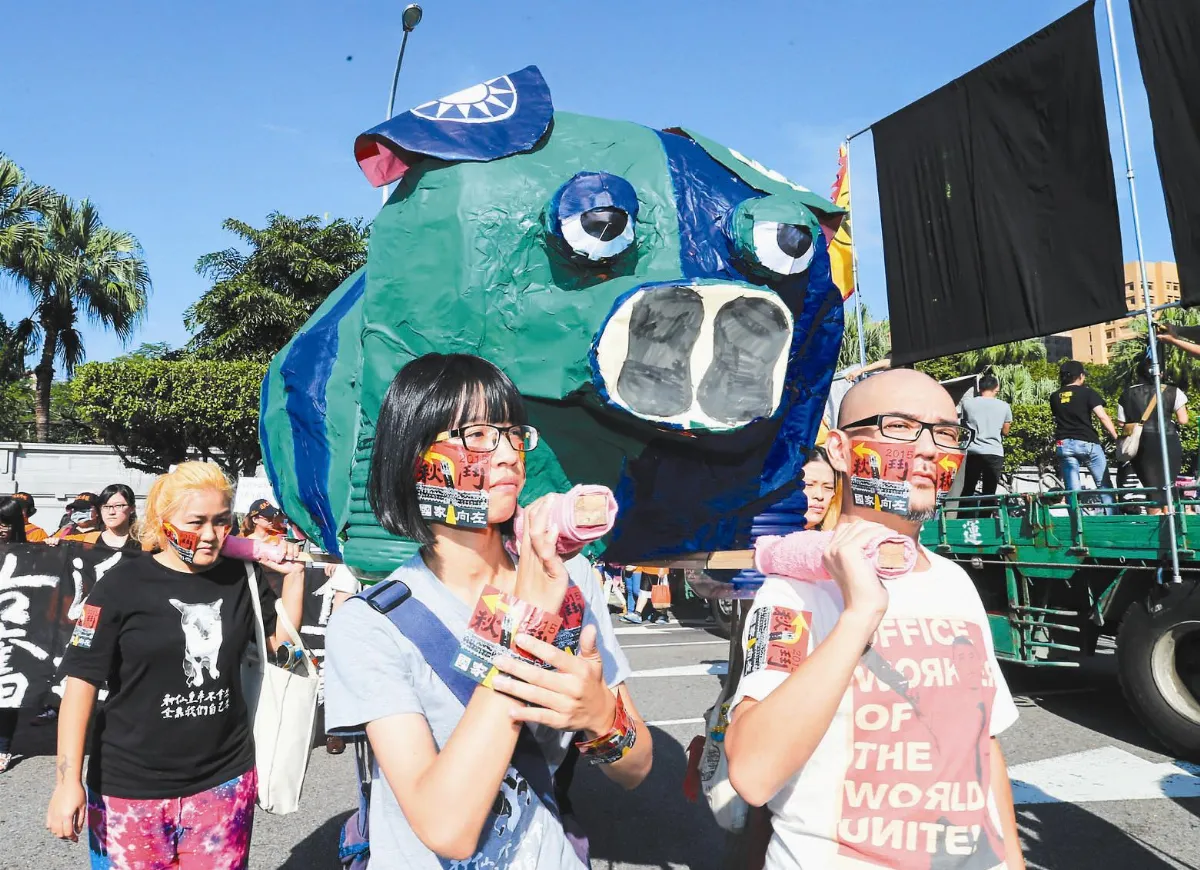 千人秋鬥籲左轉 火燒藍綠豬